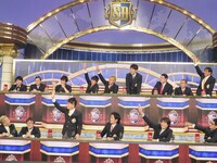 「クイズ!? 正解は出さないで」特別ルール「タカアンドトシ・トシをレンタル」に一斉に挙手する出演者たち。