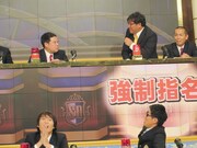 先輩・カンニング竹山を堂々と睨みつけるタカ。