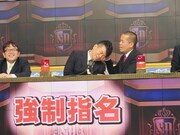 後輩のトシにツッコんでもらおうと自ら頭を差し出す宮迫。