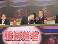 後輩のトシにツッコんでもらおうと自ら頭を差し出す宮迫。