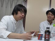 単独ライブ「冬犬」会議で、作家陣からの言葉に怪訝な表情を見せる押見（左）。