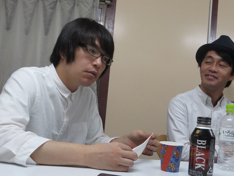 単独ライブ「冬犬」会議で、作家陣からの言葉に怪訝な表情を見せる押見（左）。