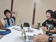 押見と作家陣の問答を楽しむいけや（左）。