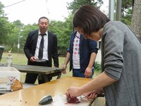 魚をさばく参加者にビックリするRG。