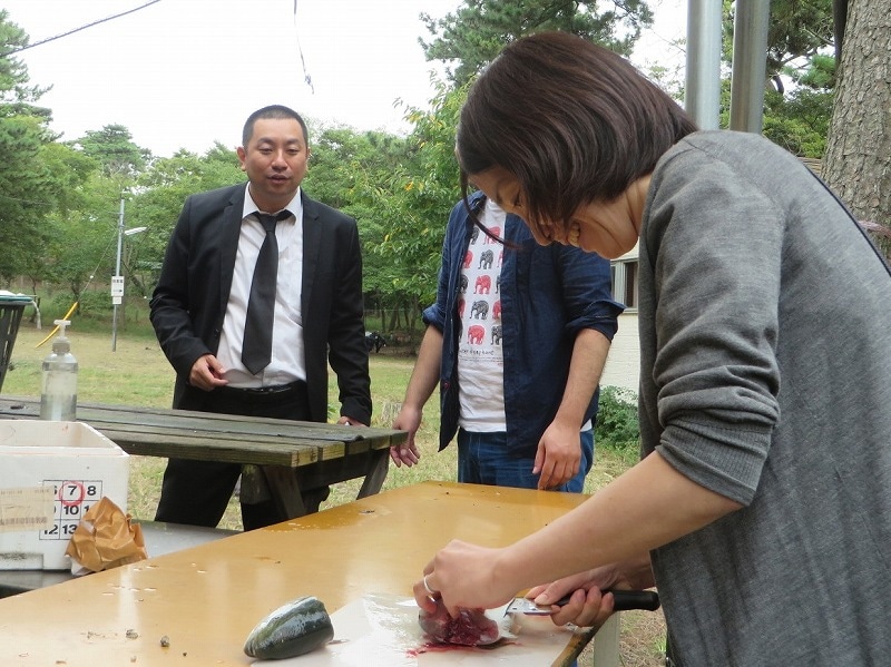 魚をさばく参加者にビックリするRG。