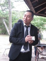 スマホに紙コップをあてて簡易スピーカーにし、曲を流して場を盛り上げるDJRG。