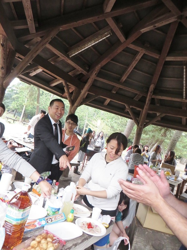 男性がさばいた鯛があっという間にカルパッチョに。