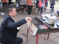 RGも火おこしの手伝い。