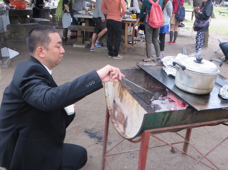 RGも火おこしの手伝い。