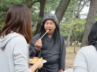 フレンチトーストの試食をする海原雄山。感想は「店」。