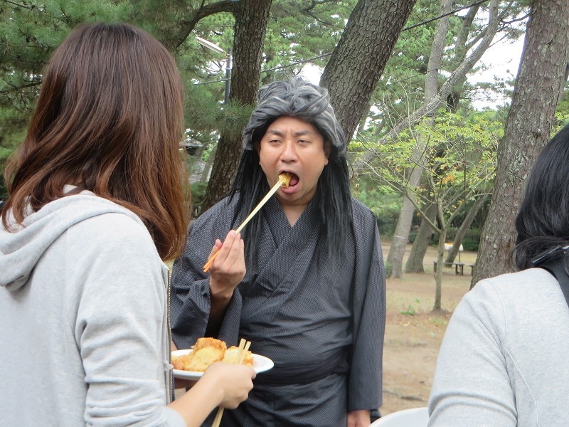 フレンチトーストの試食をする海原雄山。感想は「店」。