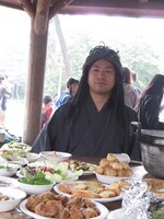 海原雄山の前に並べられた豪華すぎる料理の数々。