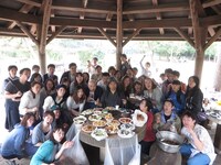 レイザーラモンRGのあるあるバスツアー「究極のメニュー vs 至高のメニュー！ ～バイキングみたいに地引網クッキング対決編～」集合写真。