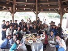 レイザーラモンRGのあるあるバスツアー「究極のメニュー vs 至高のメニュー！ ～バイキングみたいに地引網クッキング対決編～」集合写真。