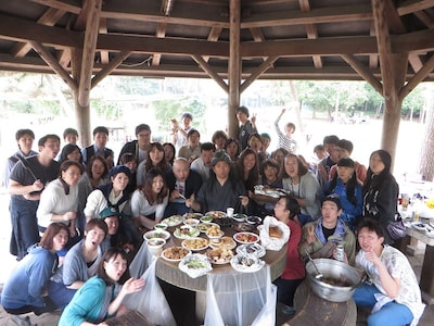 レイザーラモンRGのあるあるバスツアー「究極のメニュー vs 至高のメニュー！ ～バイキングみたいに地引網クッキング対決編～」集合写真。