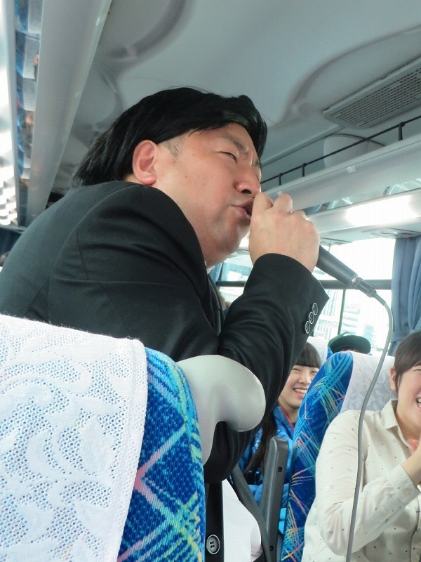 hideを熱唱する山岡士郎。