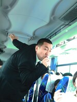 BOOWYの歌で羽田空港あるあるを歌うRG。