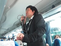 海ほたるで見つけたバイク集団をイジる山岡士郎。