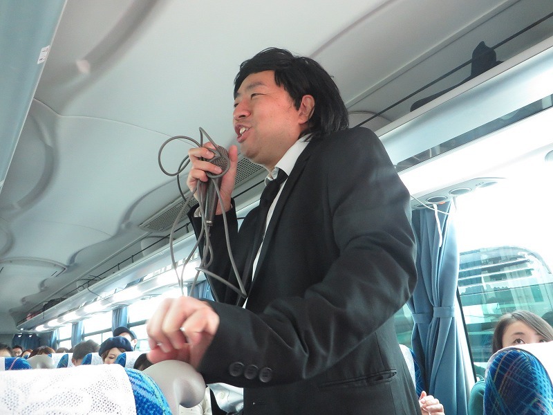 海ほたるで見つけたバイク集団をイジる山岡士郎。