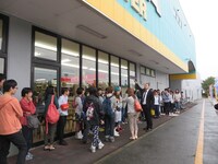 スーパーで料理対決の説明をするRG。