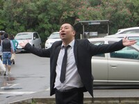 雨を止ませた自分の神々しさに天を仰ぐRG。