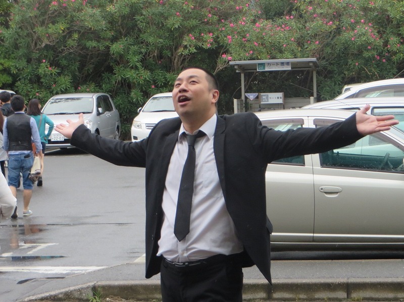 雨を止ませた自分の神々しさに天を仰ぐRG。