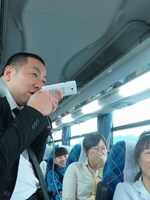 スマホを使ってまで好きな歌を歌おうとするRG。