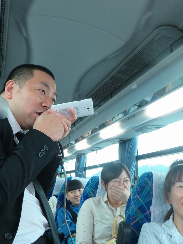 スマホを使ってまで好きな歌を歌おうとするRG。