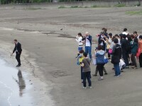 砂浜に「あるある」と刻むRGと、それをここぞとばかりに激写する参加者たち。