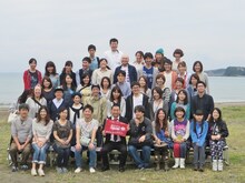 レイザーラモンRGのあるあるバスツアー「究極のメニュー vs 至高のメニュー！ ～バイキングみたいに地引網クッキング対決編～」集合写真。