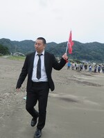 参加者たちを念願の地引き網に先導するRG。