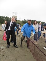 最後は一緒に網を引っ張るRG。