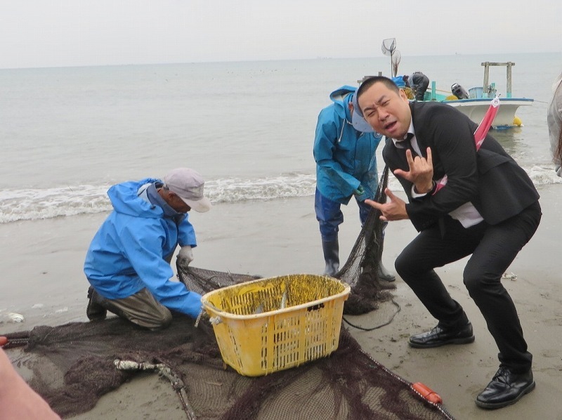 予想外の大漁だった喜びを表現しているRG。