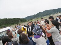 魚を持ったRGを激写する参加者たち。