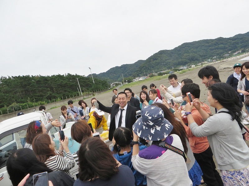 魚を持ったRGを激写する参加者たち。