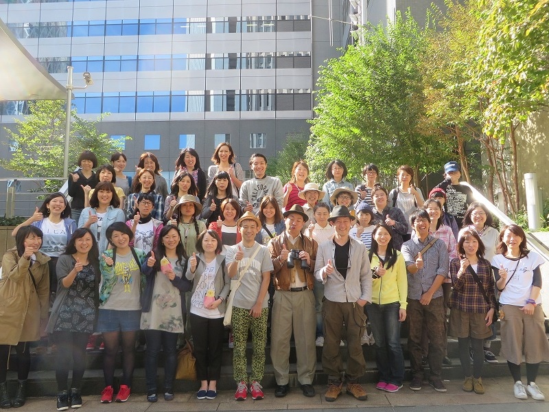 レイザーラモンRGのあるあるバスツアー「魚と鳥どっちがお好き？あるあるバスツアー」集合写真。