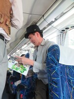 スタート早々持参の本「決定版 日本の探鳥地 関東・甲信越・北陸編」を広げる蔦谷。