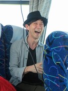 あるあるバスツアーを楽しむ蔦谷。