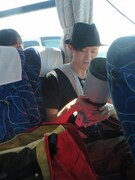 最初の目的地に近づきおもむろに大きいカメラの準備を始める蔦谷。