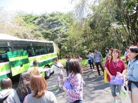 「大事な食糧だ！ 取に来い！」と昼食を配るインディ・アルジョーンズ。