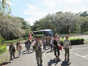 一行を森の中に先導するRG。