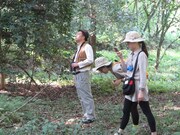 森の中をじっと見つめるRG。