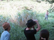 鳥がいないためRGを撮影する蔦谷。