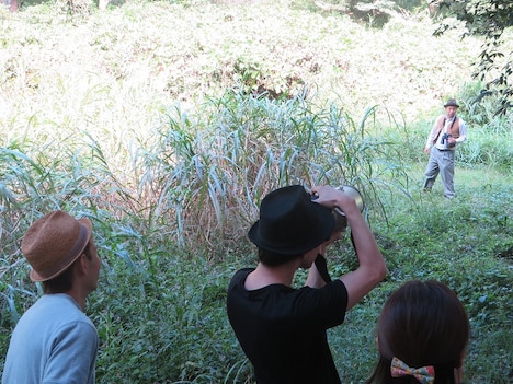 鳥がいないためRGを撮影する蔦谷。