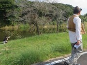 途中の休憩でもまっさきに土手に向かうRGと蔦谷。