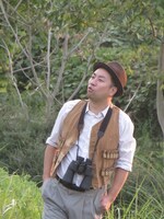 「神様がくれた照明」こと夕日をバックにカッコつけるRG。