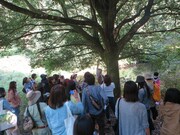 コクワガタを見つけたRG。