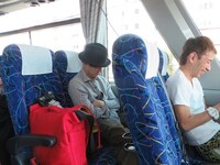 デーモントークで攻めるタケトと寝てしまう蔦谷。