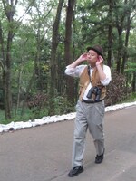 鳥の声に耳を澄ませるRG。見ていた参加者たちは「野々村議員のモノマネ？」とヒソヒソ。