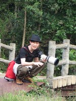 鳥の出現を待ち構える蔦谷。